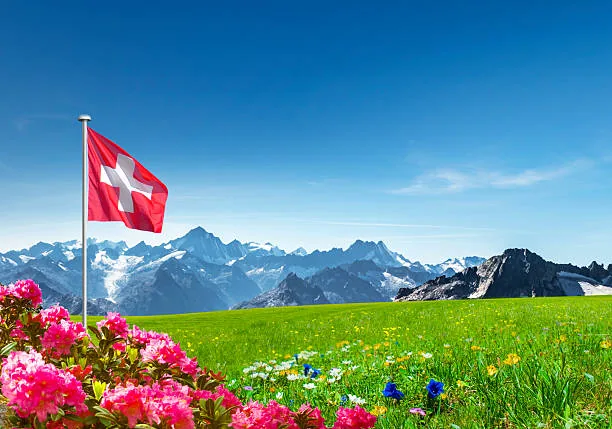 Schweizer Flagge in den Alpen